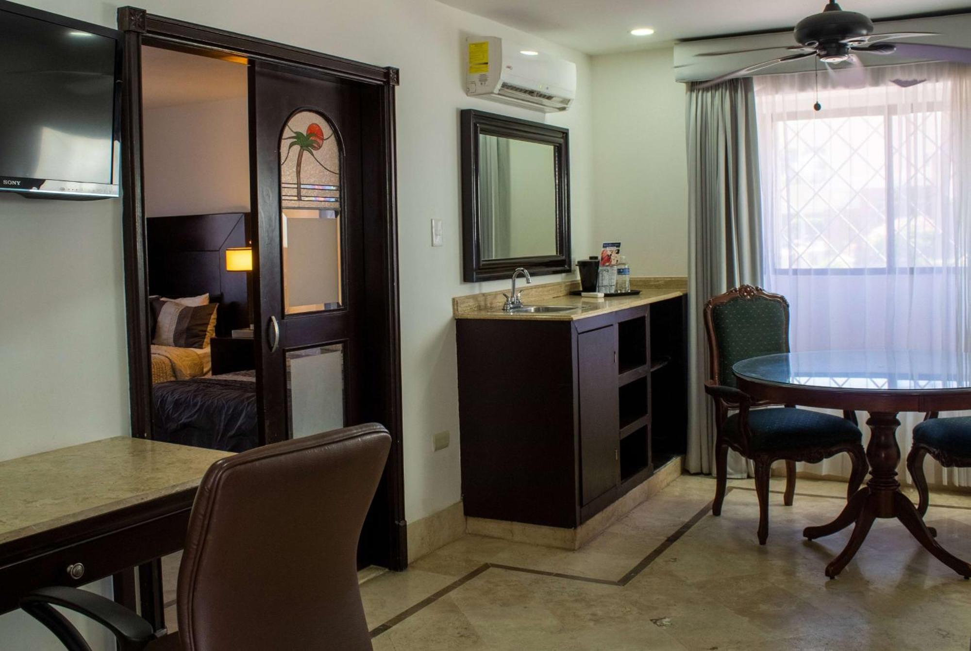Wyndham Garden Los Mochis Plaza Inn Экстерьер фото